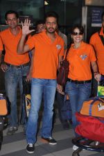 Ritesh Deshmukh, Genelia D Souza with Team Veer Marathi returns from Ranchi in Mumbai on 25th Feb 2013 (12).JPG